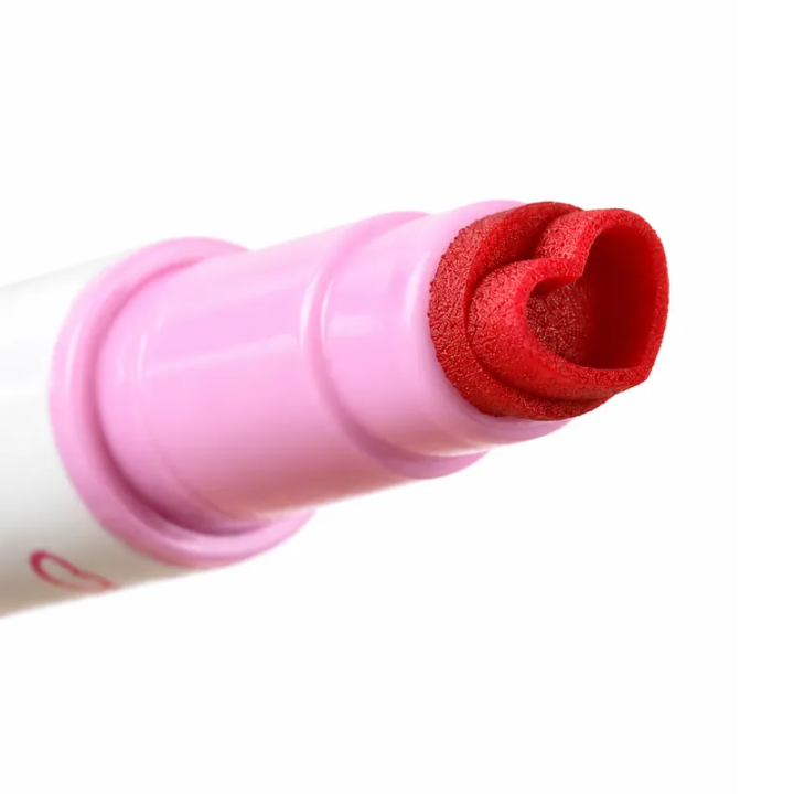 Gros plan sur l’embout tampon cœur du marqueur loto et Bingo rose
