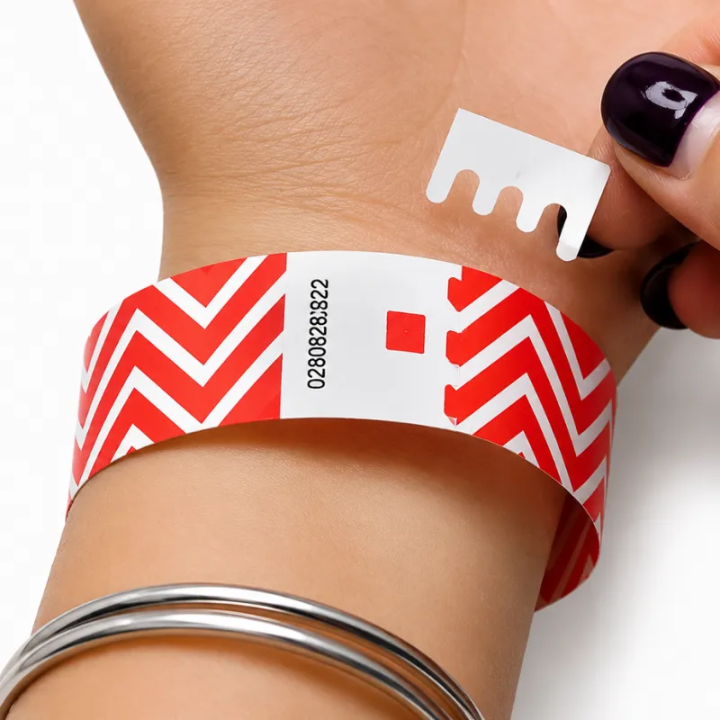 Bracelet événementiel rouge réglable avec fermeture adhésive inviolable