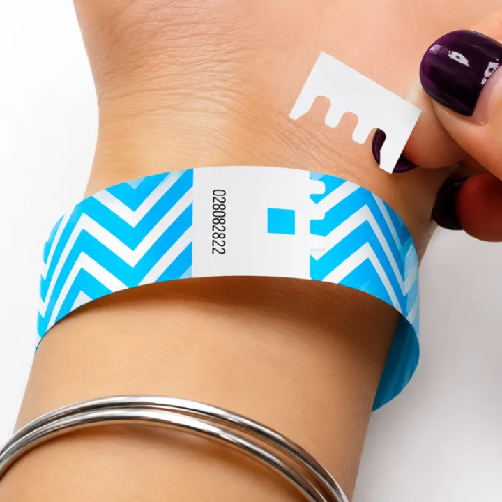 Bracelet événementiel bleu réglable avec fermeture adhésive inviolable