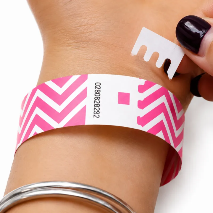 Bracelet événementiel rose réglable avec fermeture adhésive inviolable