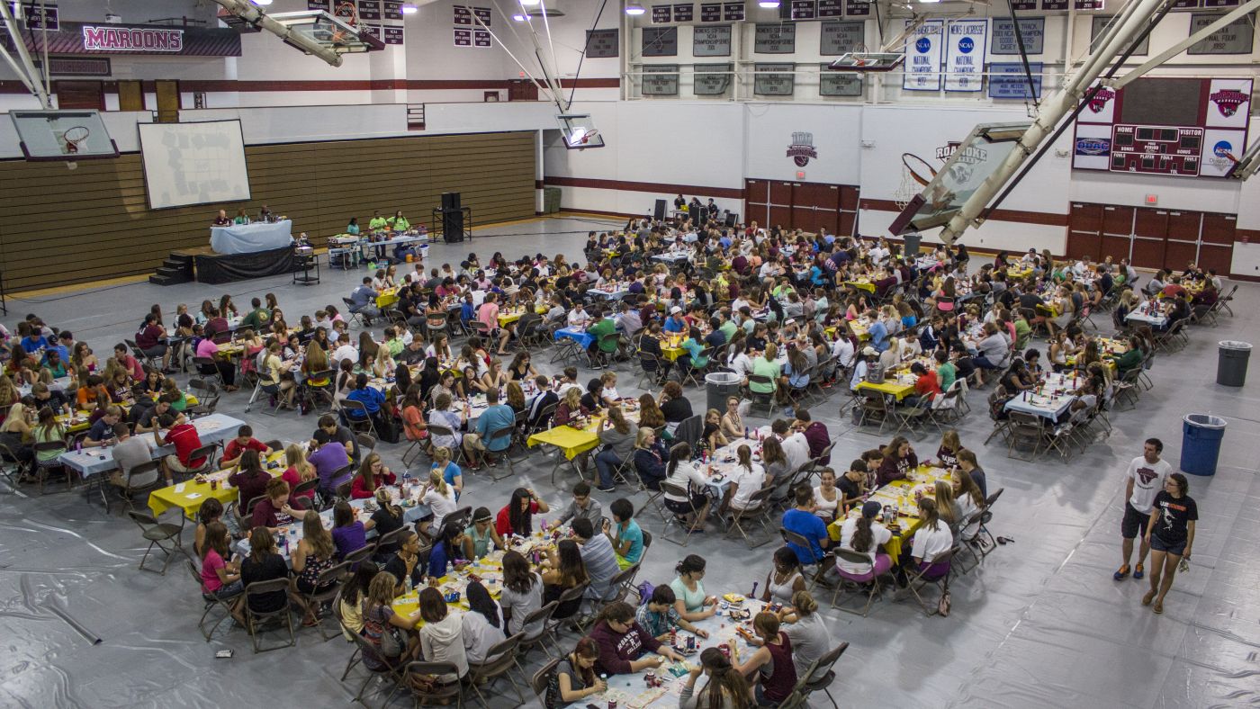 Soirée de bingo en salle avec de nombreux participants réunis autour de tables