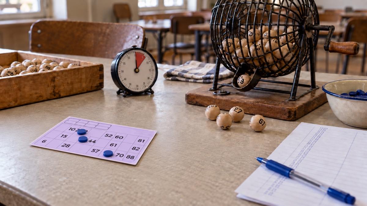 Boulier, carton de loto lavande et minuteur préparés pour une partie en salle