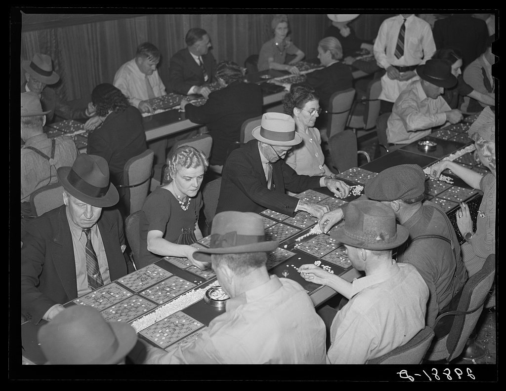 Joueurs réunis autour d’une partie de bingo à Las Vegas en 1940
